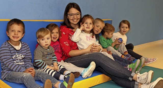 Kindergartenleiterin Isabell Hauser im Kreise einiger ihrer Schtzlinge.  | Foto: Eva Korinth