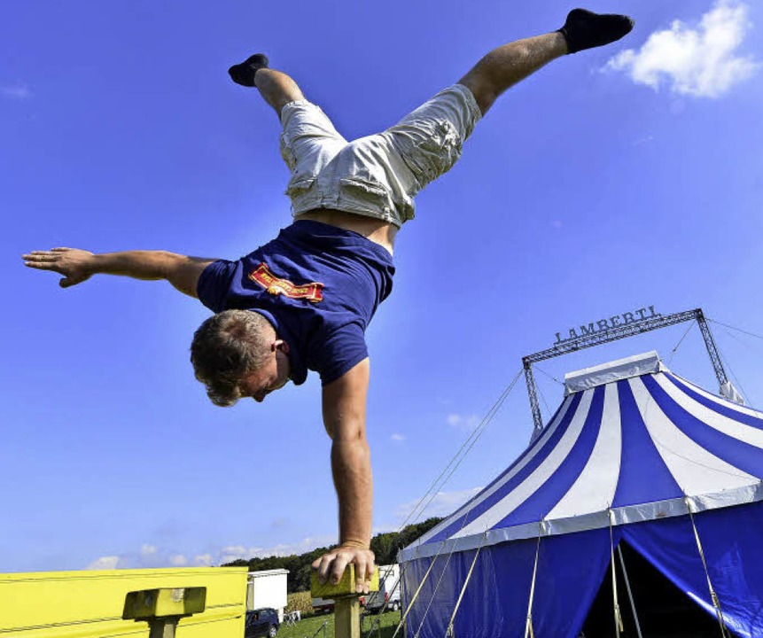 Kraftakt: Der einarmige Handstand auf ...uela Zinnecker (55), Emra Berisa (29).  | Foto: Michael Bamberger