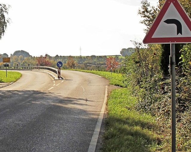 Kurz nach der Kurve zur Lucke soll es ...ichere Qeurung fr die Radfahrer geben  | Foto: Jutta Schtz