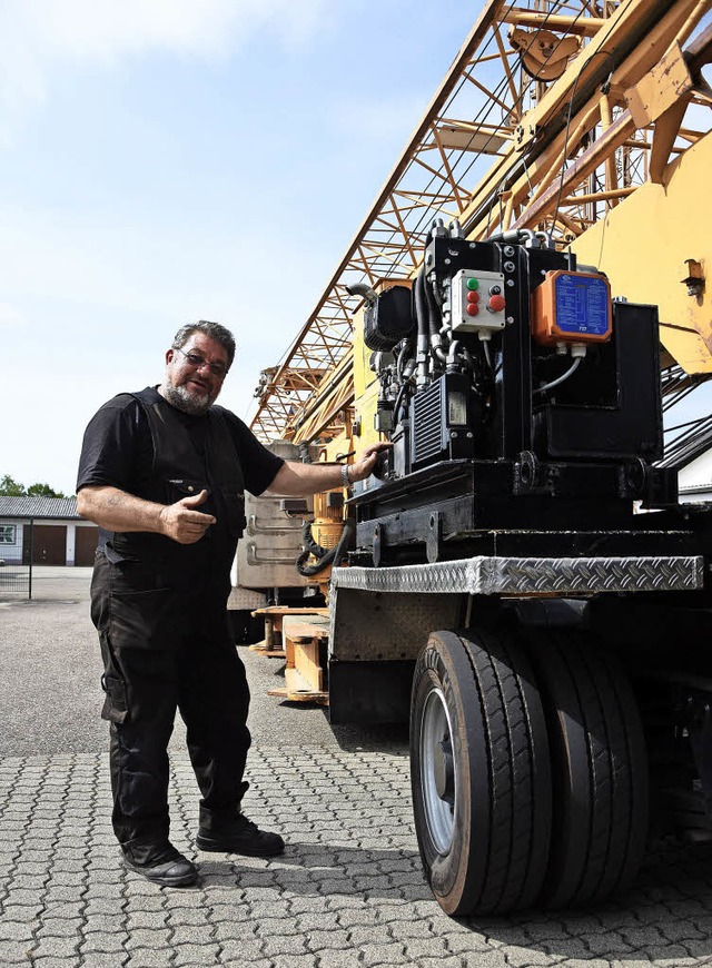 Heinz Dieter Dinger zeigt sein transportables Antriebsmodul.   | Foto: Hirt