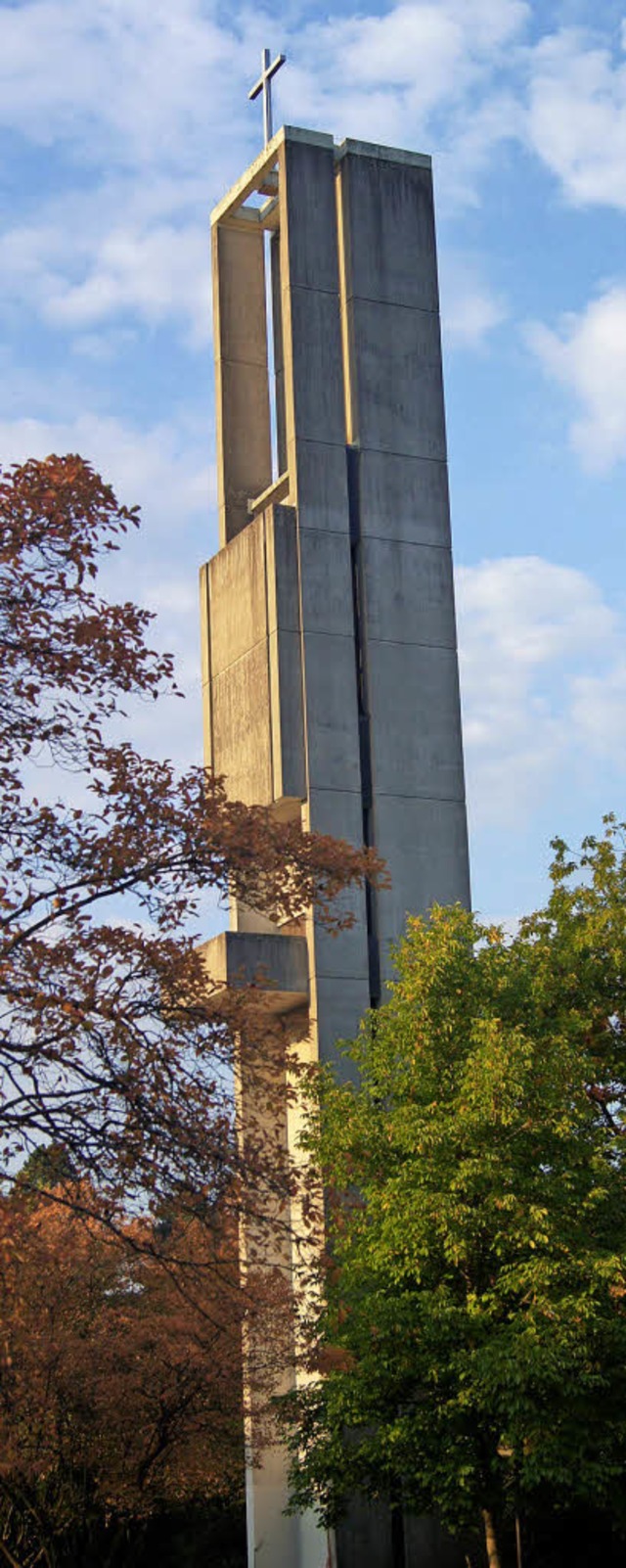 Der Turm der Auferstehungskirche in de...aum der Kirche soll renoviert werden.   | Foto: Carola Bruhier