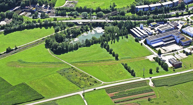 Noch ist es am Ostrand von Brombach gr...m Gemeinderat einen Sachstandsbericht.  | Foto: Luftbild:  Meyer