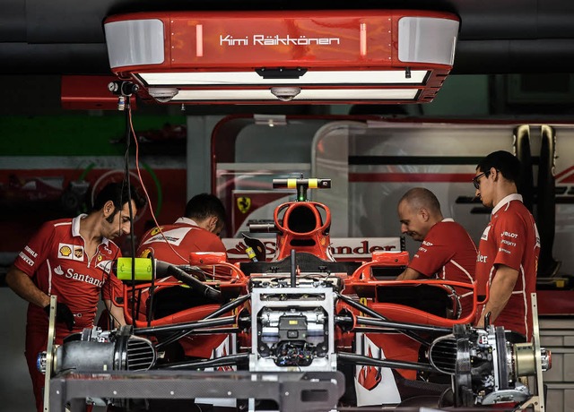 Bis zuletzt wird geschraubt: Mechanike...Formel-1-Boliden von  Kimi Rikknen.   | Foto: AFP