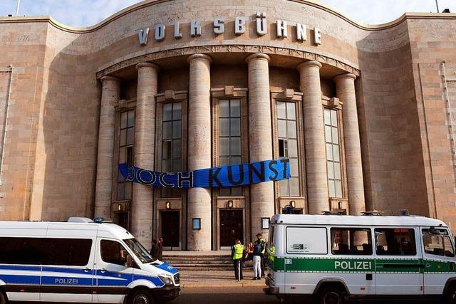 Polizei räumt die Volksbühne in Berlin