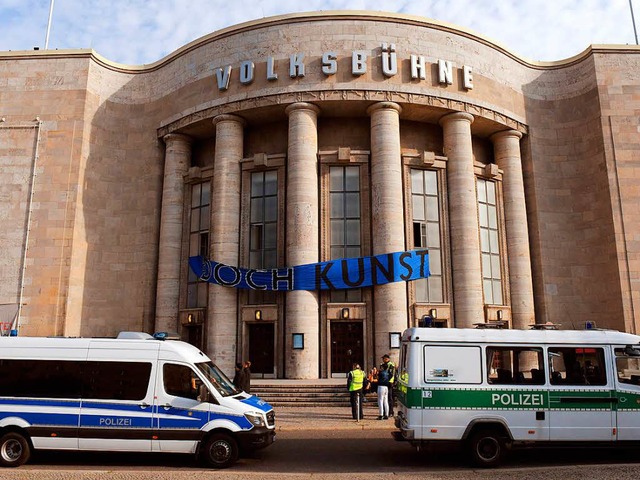 Die Polizei beendet die Besetzung der Berliner Volksbhne  | Foto: dpa