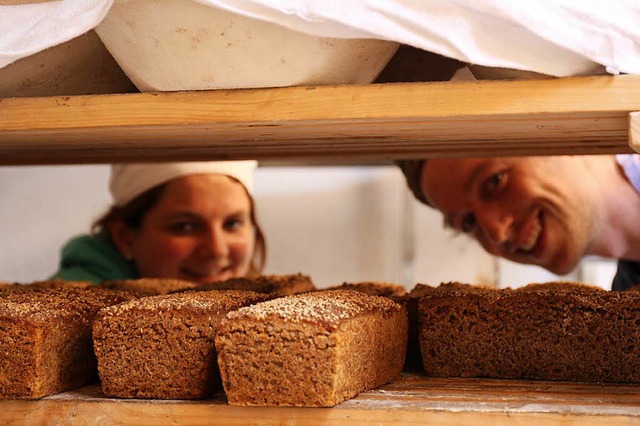 Veronika und Hannes, die jeden Donnerstag die Brote backen  | Foto: Kerstin Ernst