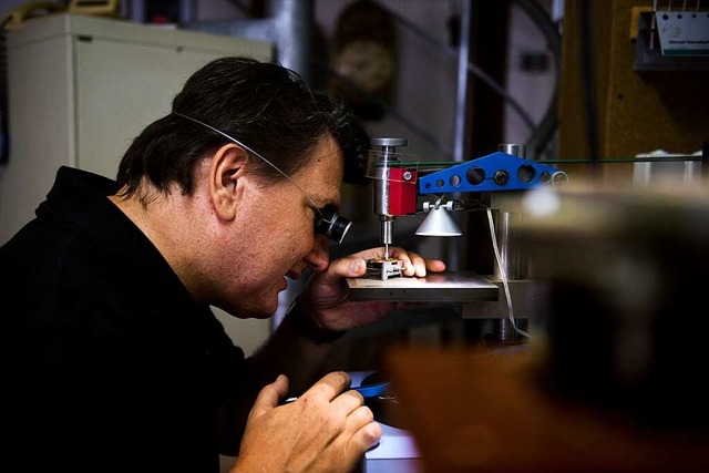 Jrgen Betz dekoriert die  Platine eines Uhrwerks  mit dem Perlierstift.  | Foto: Paul Jaroslawski 