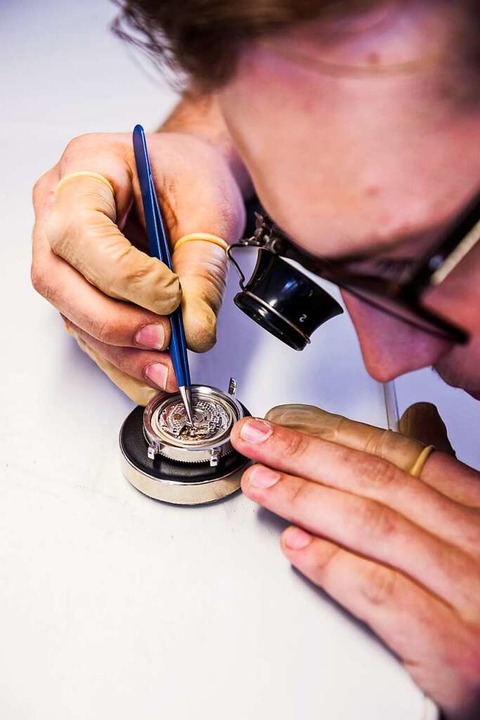 Feinarbeit: Jürgen Betz feinreguliert das Uhrwerk mit einer Zeitwaage.  | Foto: Paul Jaroslawski 