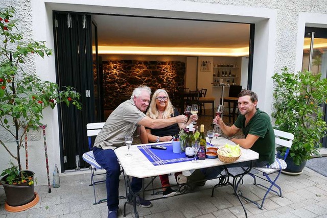 Franz Schmidt (links), Beate Wiedemann...ungenen Wiederaufbau des Weingutes an.  | Foto: Gerold Zink