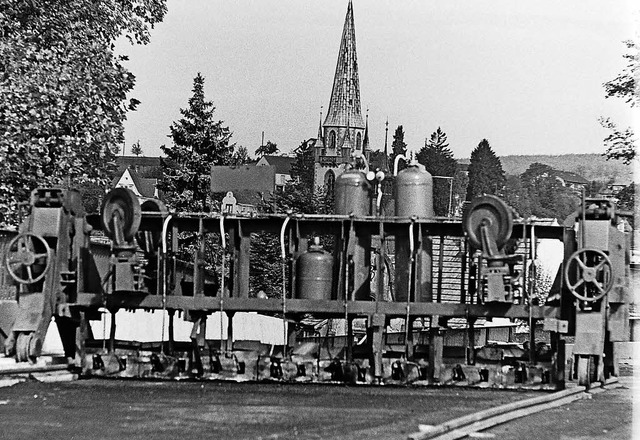 Ein wahres Ungetm trug  den Asphalt auf die Brcke auf.   | Foto: Armin Mller