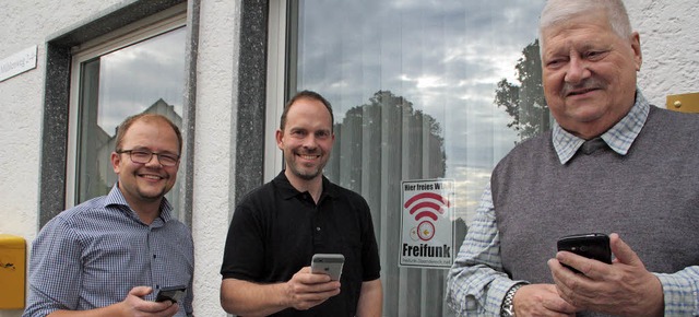 Endlich WLAN-Zugang: Thomas Fischer, J...gen mit dem Handy im Internet surfen.   | Foto: Jrn Kerckhoff