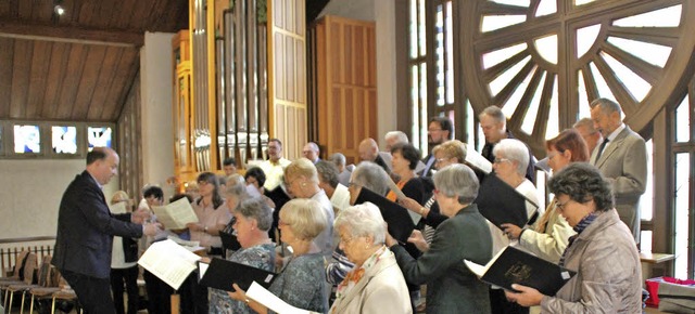 Die katholische Singgemeinschaft gesta... Gottesdienst von der Empore aus mit.   | Foto: Rolf Reissmann