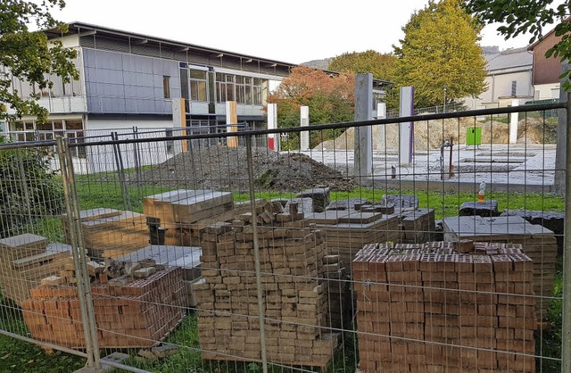 Vom ehemaligen Containertrakt an der S...ehen noch Sockel und die Bodenplatte.   | Foto: Julius Steckmeister