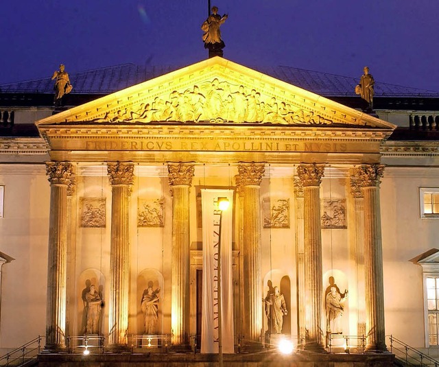 Klassisch, schlicht: die Fassade der Lindenoper  | Foto: dpa