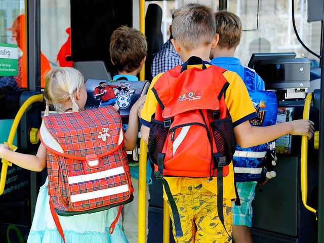 Viele Kinder nutzen den Bus auf dem  Schulweg.     | Foto: DPA