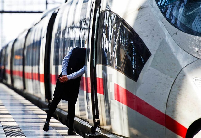 Sehen sich gefhrdet: die  Zugbegleite...r Deutschen Bahn, aber auch in Bussen.  | Foto: dpa