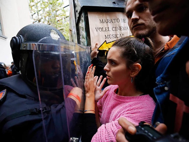 Die spanische Polizei geht gegen Demonstranten vor.  | Foto: AFP
