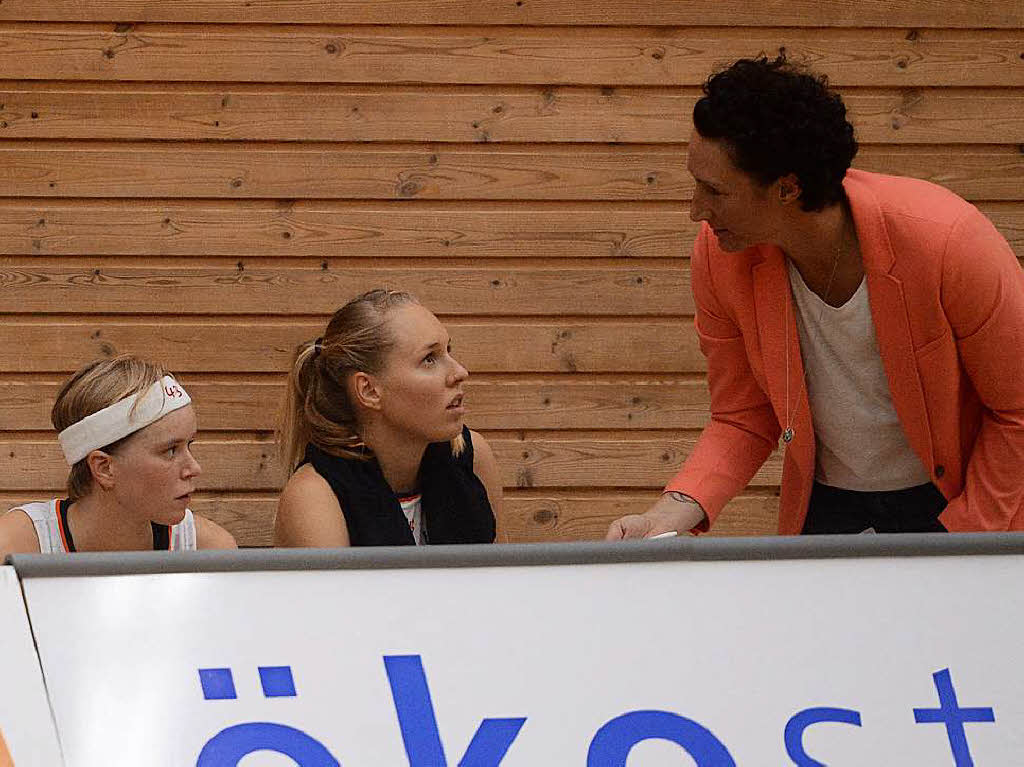 Co-Trainerin Mirna Paunovic (rechts)  mit Ilka Hoffmann und Pauline Mayer (links)