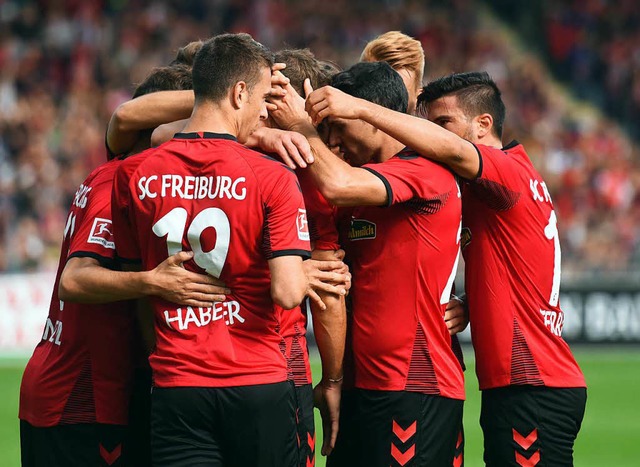 Jubel der Freiburger: Der Sportclub gewinnt gegen Hoffenheim mit 3:2.  | Foto: dpa