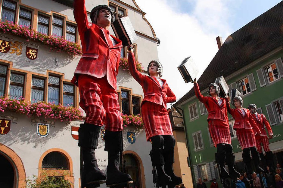 Fabelhafte und bezaubernde Fantasiewesen schwebten wieder auf Stelzen durch die historische Innenstadt Staufens und brachten die zahlreichen Besucher zum Gaffen, Staunen und Dahinschmelzen. (Foto: Hans Jürgen Kugler) Fabelhafte und bezaubernde Fantasiewesen schwebten wieder auf Stelzen durch die historische Innenstadt Staufens und brachten die zahlreichen Besucher zum Gaffen, Staunen und Dahinschmelzen. (Foto: Hans Jürgen Kugler)