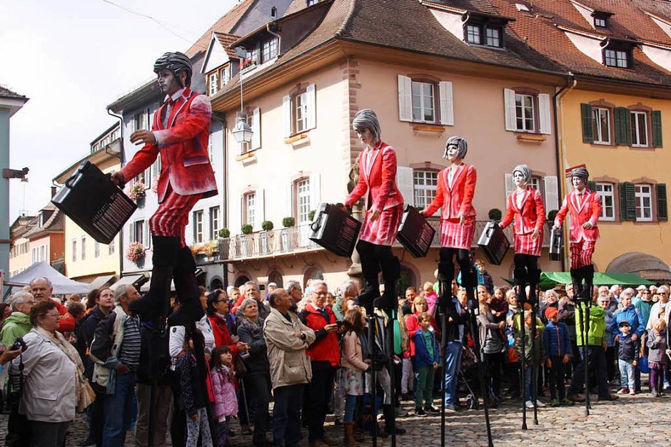 Fabelhafte und bezaubernde Fantasiewesen schwebten wieder auf Stelzen durch die historische Innenstadt Staufens und brachten die zahlreichen Besucher zum Gaffen, Staunen und Dahinschmelzen. (Foto: Hans Jürgen Kugler) Fabelhafte und bezaubernde Fantasiewesen schwebten wieder auf Stelzen durch die historische Innenstadt Staufens und brachten die zahlreichen Besucher zum Gaffen, Staunen und Dahinschmelzen. (Foto: Hans Jürgen Kugler)