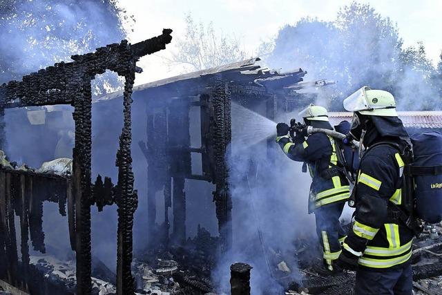 Wieder eine Htte in Flammen