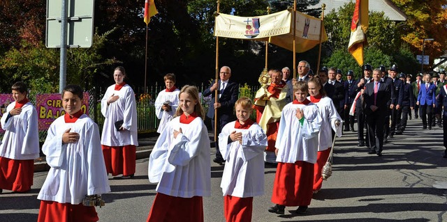 In einer feierlichen Prozession zogen die Glubigen am Sonntag durch Rtenbach.   | Foto: Liane Schilling