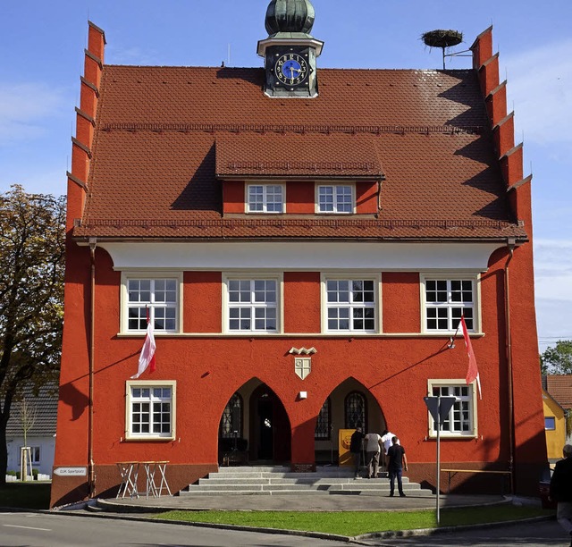 Das ehemalige Rathaus in Allmendshofen...lt nach der Sanierung in neuem Glanz.   | Foto: Messmer