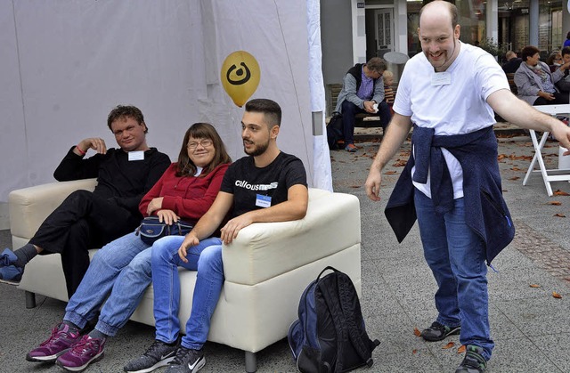 Eine Couch machte am Samstag auf dem M...en Hilfen der Lebenshilfe aufmerksam.   | Foto: Barbara Ruda