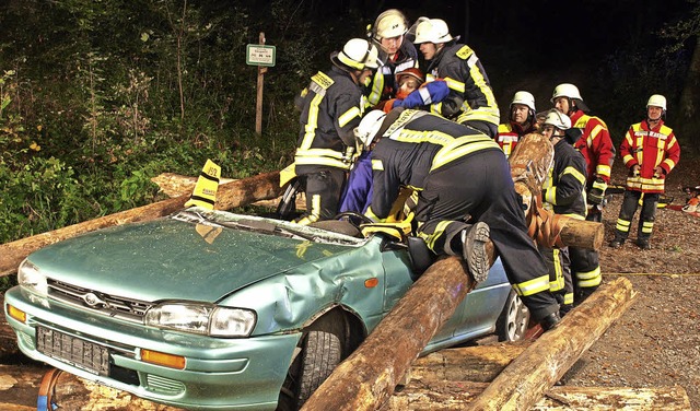 Mit vereinten Krften befreiten bein d...Wehrleute den Insassen aus dem Wrack.   | Foto: Paul Schleer