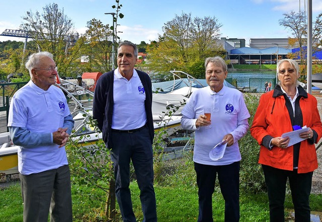 Ulrike Ebi-Kuhn bei der Scheckbergabe...n der zweite Vorsitzende, Harry Vogt.   | Foto: Heinz Vollmar