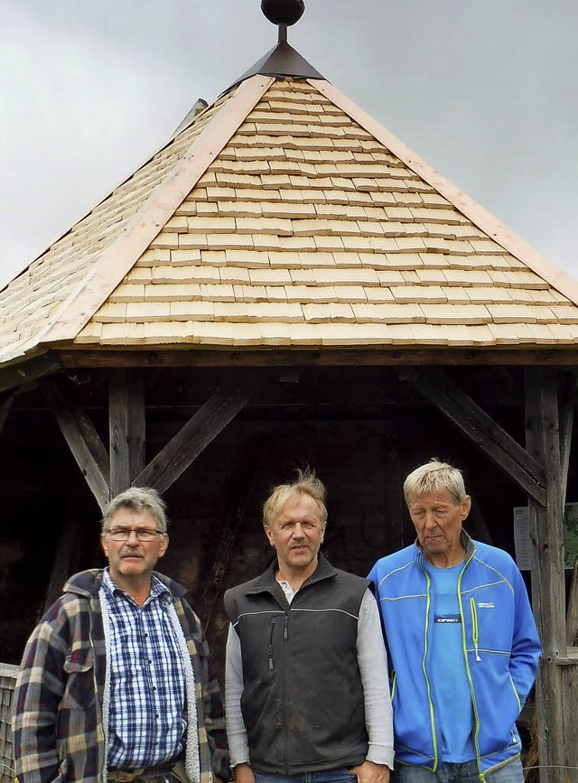 Roland Seichter, Helmut Maier, Werner ...den Pavillon am Kpfle neu eingedeckt.  | Foto: Franz Kaiser