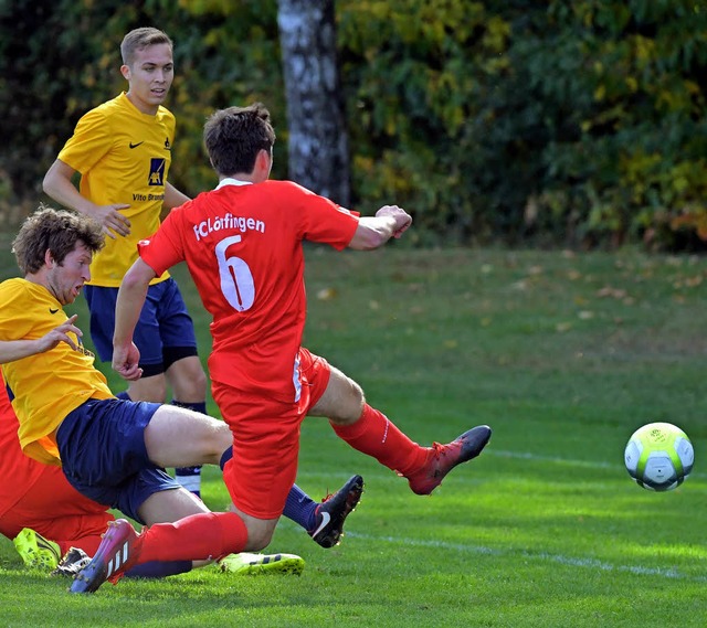 Die Sekunde vor dem 1:0: Der Lffinger...legte in der 48. Minute das 2:0 nach.   | Foto: scheu