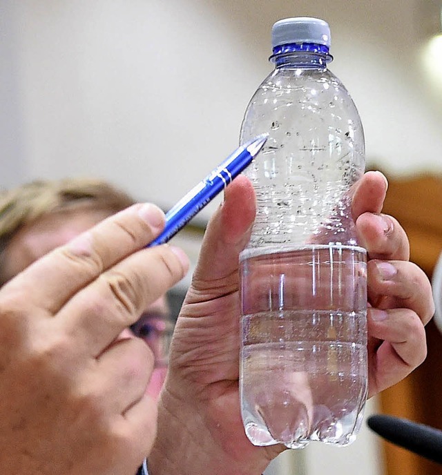 Ein Konstanzer Ermittler zeigt, wie der Verdchtige das Gift verwahrt hatte.   | Foto: dpa