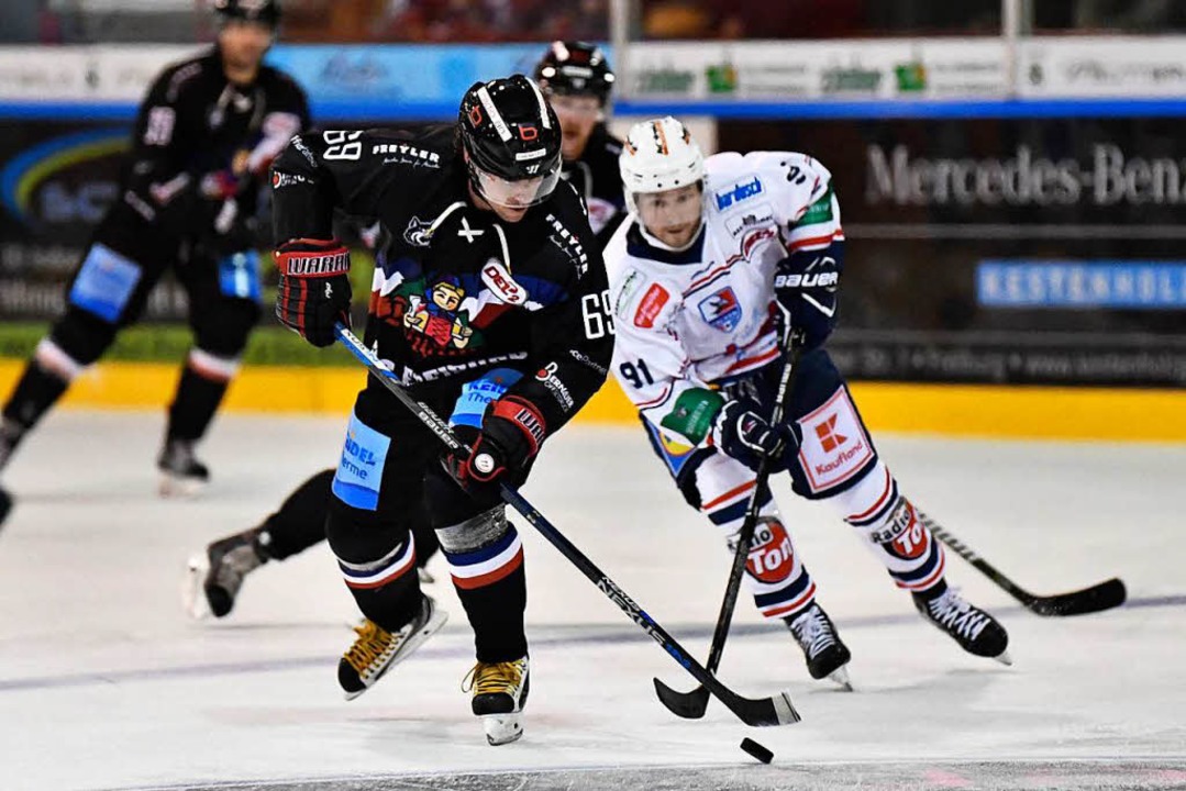Auf dem Eis geht es beim EHC Freiburg grundstzlich rasant zu.  | Foto: Achim Keller