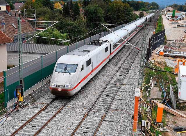 Der Zugbetrieb auf der Rheintalbahn ist wieder angelaufen.  | Foto: dpa