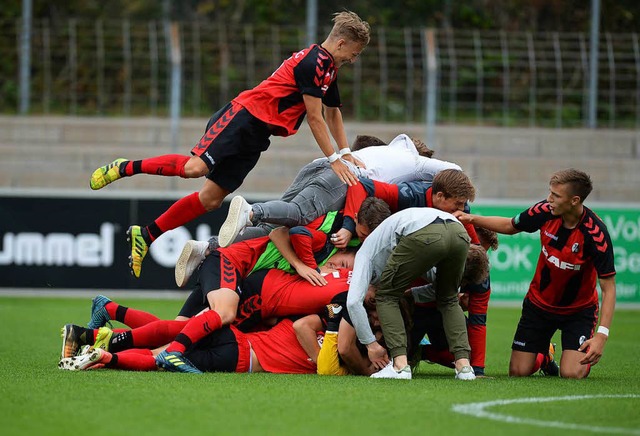 Die A-Junioren des SC Freiburg bejubeln den Einzug in den DFB-Pokal.  | Foto: Patrick Seeger