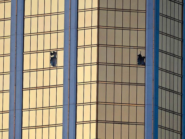 Zerbrochene Fensterscheiben des Hotels...Tter Stephen Paddock auf das Konzert.  | Foto: AFP