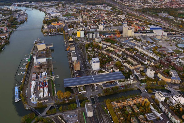 Der Westquai im Hafen Kleinhnigen (li...tte Hafenbecken verlagert werden soll.  | Foto: Manfred Richter