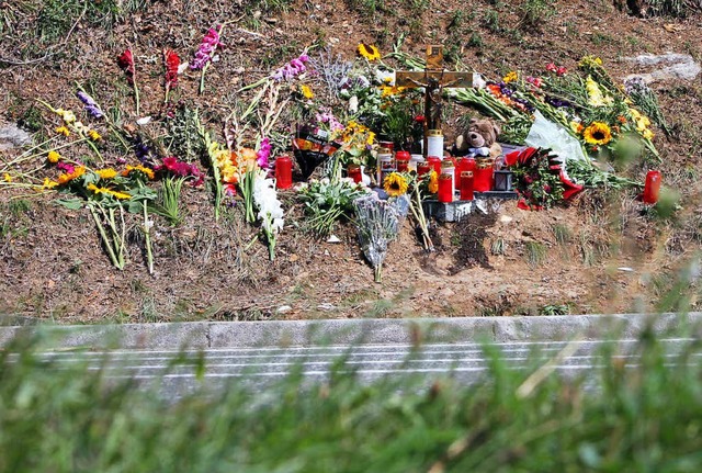 Blumen und Kerzen liegen an der Unfall...2017 fnf Menschen ums Leben gekommen.  | Foto: dpa