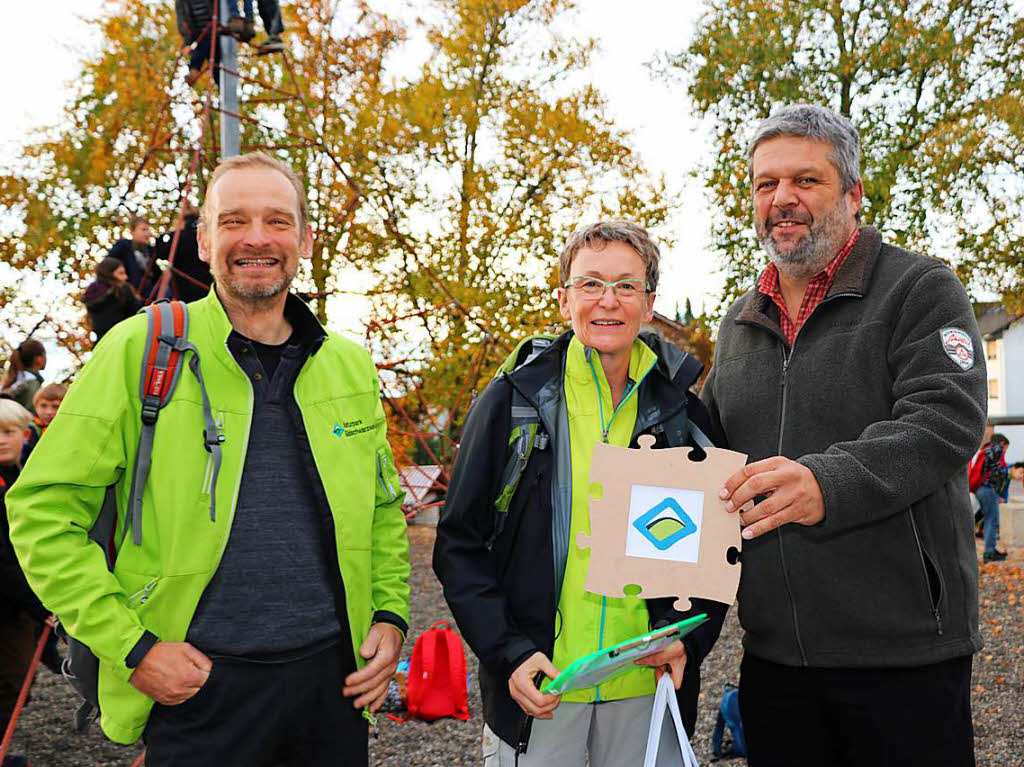 Brgermeister Michael Scharf (rechts)  prsentiert mit Projektbegleiter Arno Messerschmidt vom Naturpark Sdschwarzwald und Initiatorin Jutta Schr das aussagekrftige Puzzleteil.