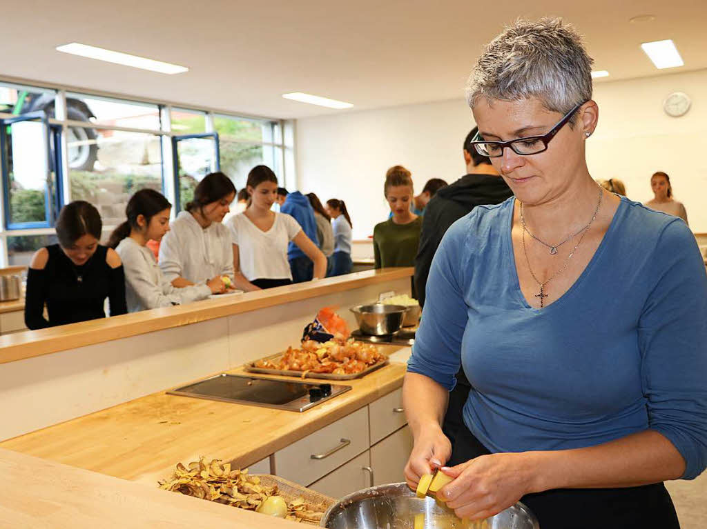 Birgit Eske organisiert die Zubereitung von dreierlei Suppen fr 270 hungrige Muler.