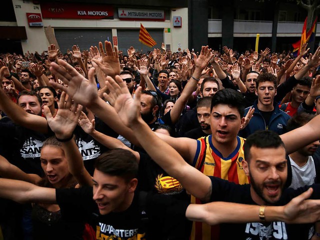 Befrworter des katalanischen Unabhng...ferendums demonstrieren  inBarcelona.  | Foto: dpa