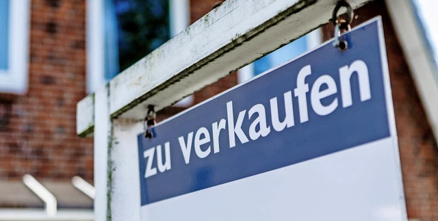 Wer eine Immobilie kaufen will, sollte sich  finanziell nicht bernehmen.   | Foto: Markus Scholz (dpa)