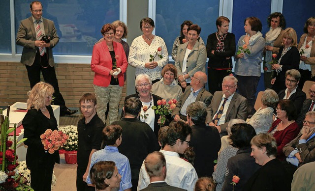 Margret Oelhoff nimmt jede Menge Glckwnsche und Rosen entgegen.   | Foto: Sandra Decoux-Kone