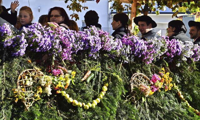 Prchtig geschmckte Erntewagen sind d...chen des Erntedankumzugs in Ehrsberg.   | Foto: Rmmele