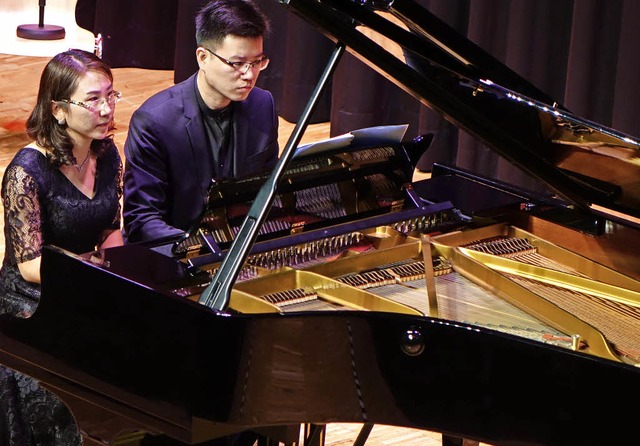 Das chinesische Klavierduo Wei Gong un...sten&#8220; in der Wehrer Stadthalle.   | Foto: Roswitha Frey