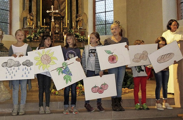 Kinder von Bleichheim danken in einer Rntedankfeier fr die Gaben Gottes.  | Foto: Reiner Merz