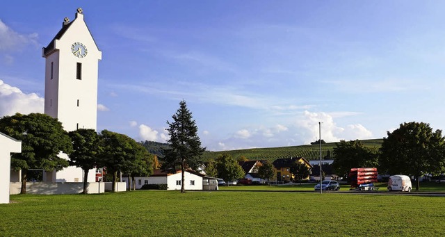 Diese der Kirche gehrende Wiese soll in die Planungen einbezogen werden.   | Foto: Steckmeister