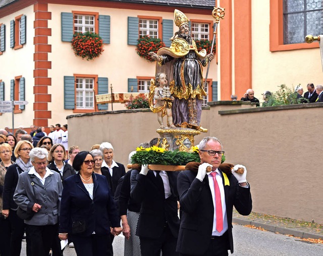 Anschlieend an den Gottesdienst fand ...ierlich durch das Dorf getragen wurde.  | Foto: Cecile Buchholz